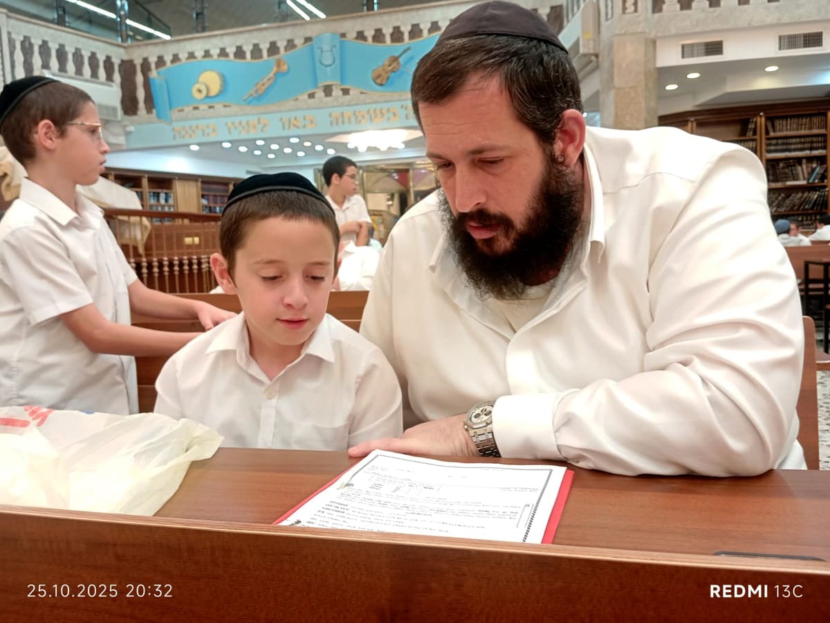 לימוד תורה משותף אב ובנו בבית חב״ד כפר חב״ד