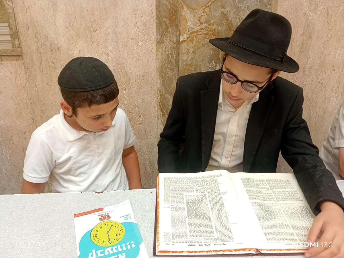 שני ילדים לומדים